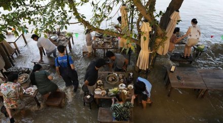 thailand-flood-restaurant-viral thailand-flood-restaurant-viral