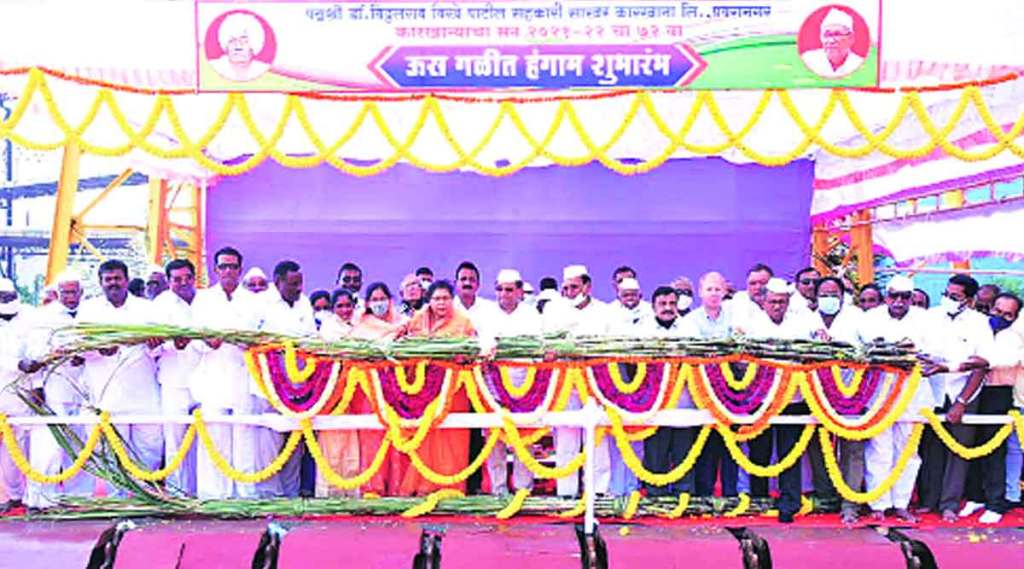 ((प्रवरानगर येथील पद्माश्री डॉ. विठ्ठलराव विखे पाटील सहकारी साखर कारखान्याच्या ७२ व्या गळीत हंगाम शुभारंभ कारखान्याचे अध्यक्ष आ.राधाकृष्ण विखे यांच्या हस्ते करण्यात आला. (छाया- परेश कापसे)