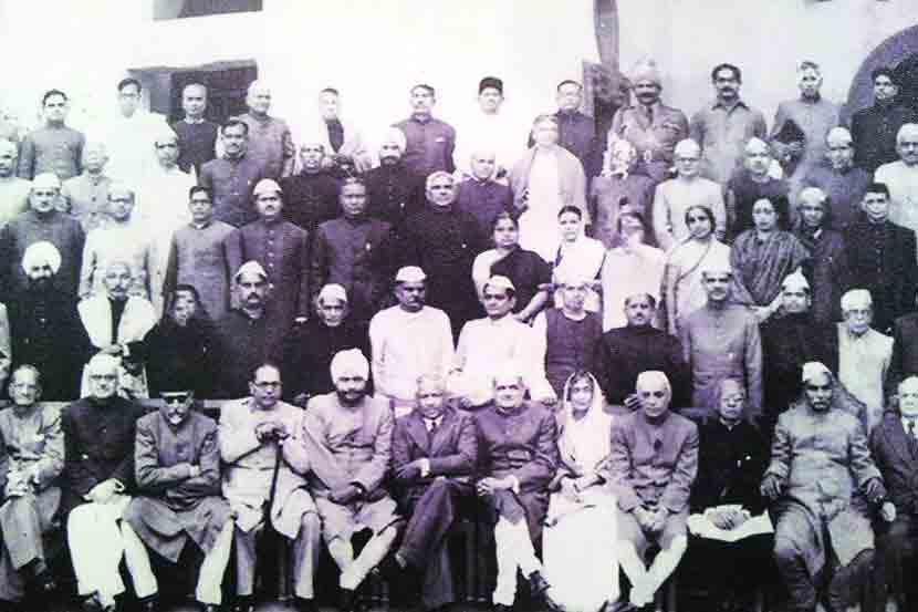 पण तुम्हाला माहित आहे का, घटनाकारांनी जगातल्या सुमारे ६० देशांच्या संविधानांचा अभ्यास करुन त्यातल्या चांगल्या बाबींचा समावेश भारतीय संविधानात केला आहे. जाणून घ्या, जगातल्या प्रमुख संविधानांवरुन भारतीय संविधानात स्वीकारण्यात आलेल्या तत्वांबद्दल…