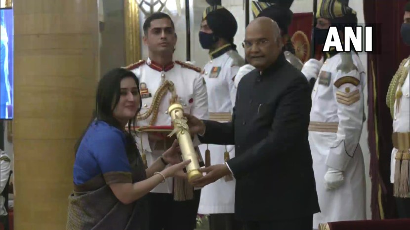 माजी परराष्ट्र व्यवहार मंत्री सुषमा स्वराज यांना सोमवारी मरणोत्तर पद्मविभूषण पुरस्काराने सन्मानित करण्यात आले.