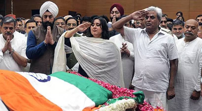 त्यांच्या अंत्यसंस्कारासाठी हजारो लोकांनी गर्दी केली होती.