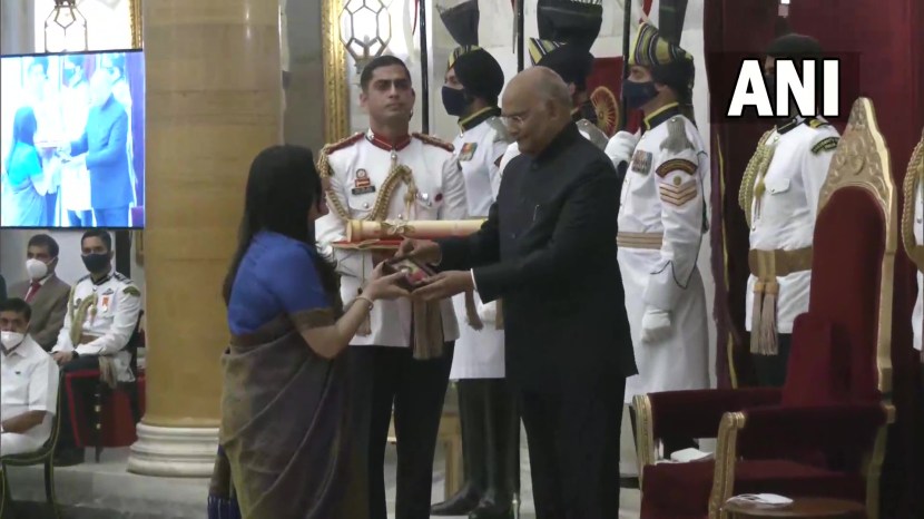 राष्ट्रपती राम नाथ कोविंद यांनी राष्ट्रपती भवनात पद्म पुरस्कार प्रदान केले.  