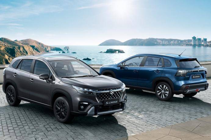 सुजुकीने २०२२ सुजुकी एस-क्रॉस SUV कार सादर केली आहे. मागील मॉडेलच्या तुलनेत हे पूर्णपणे बदललेले डिझाइनसह आले आहे.नवीन सुझुकी एस-क्रॉस भारतीय बाजारात उपलब्ध असलेल्या जुन्या मॉडेलच्या तुलनेत खूपच बोल्ड दिसते. क्रॉसओवर हे मारुती सुझुकीचे प्रीमियम रिटेल नेटवर्क नेक्सा मार्फत भारतीय बाजारपेठेत प्रीमियम मॉडेल म्हणून विकले जाते.