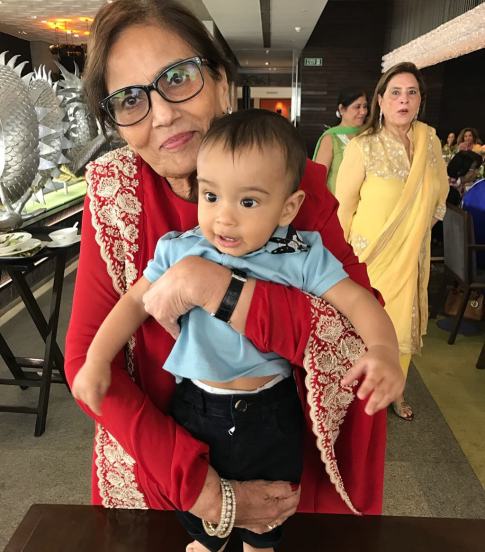 जेव्हा पहिल्यांदा सलीम खान लग्नानंतर हेलन यांना घरी घेऊन गेले तेव्हा त्यांची पहिली पत्नी सलमा यांनी दरवाजा उघडला होता.