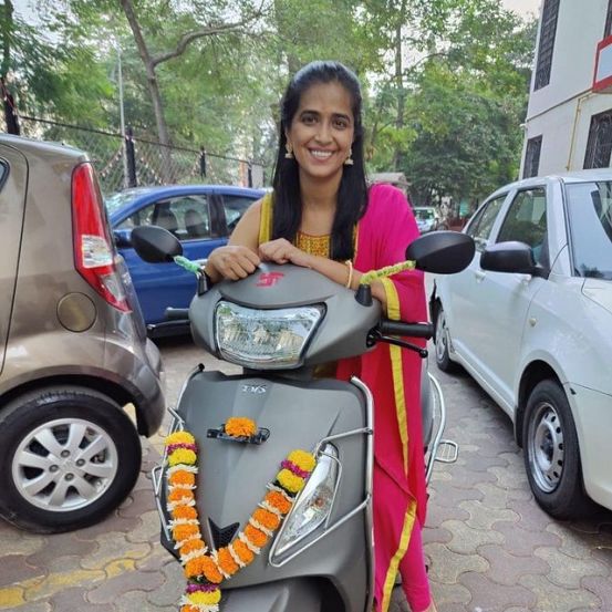 गाडीसोबतचा फोटो शेअर करत तिने 'माझं पाडवा Gift… खूप वर्षांनी two wheeler चालवणार मी.. कॉलेजच्या दिवसांची पुन्हा आठवण झाली' असे कॅप्शन दिले आहे.