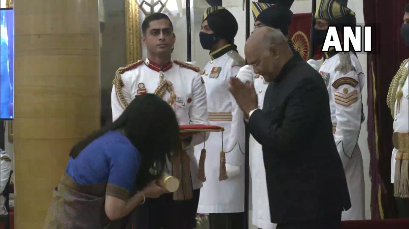 सुषमा स्वराज यांच्या कन्या बन्सुरी स्वराज यांनी त्यांच्या वतीने हा पुरस्कार स्वीकारला.