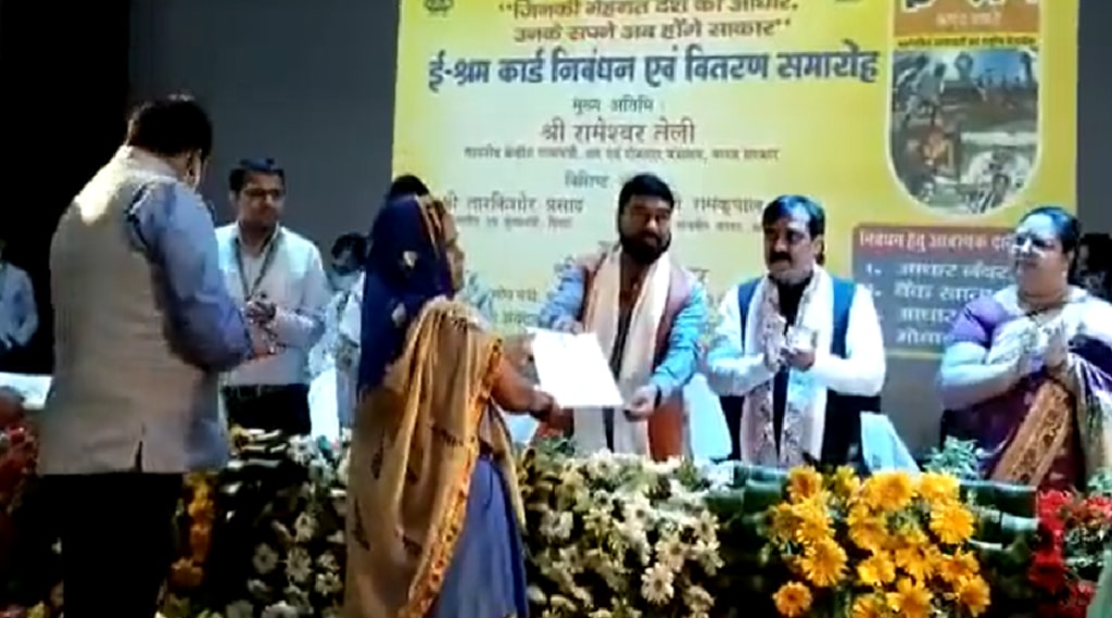 कामगार महिलेकडून केंद्रीय मंत्र्यांसोरच भ्रष्टाचाराची पोलखोल, अधिकाऱ्यांची पंचायत, व्हिडीओ पाहा….