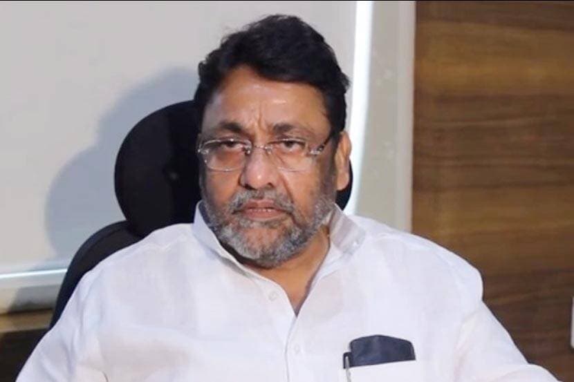 नवाब मलिक यांनी मुंबईत बॉम्बस्फोट करणाऱ्यांकडून जमीन का खरेदी केली, असा सवालही फडणवीसांनी केला आहे.