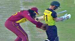 ख्रिस गेलनं मैदानावरच डेविड वॉर्नरच्या खिशात हात घातला, फोटो व्हायरल, नेमकं काय घडलं?