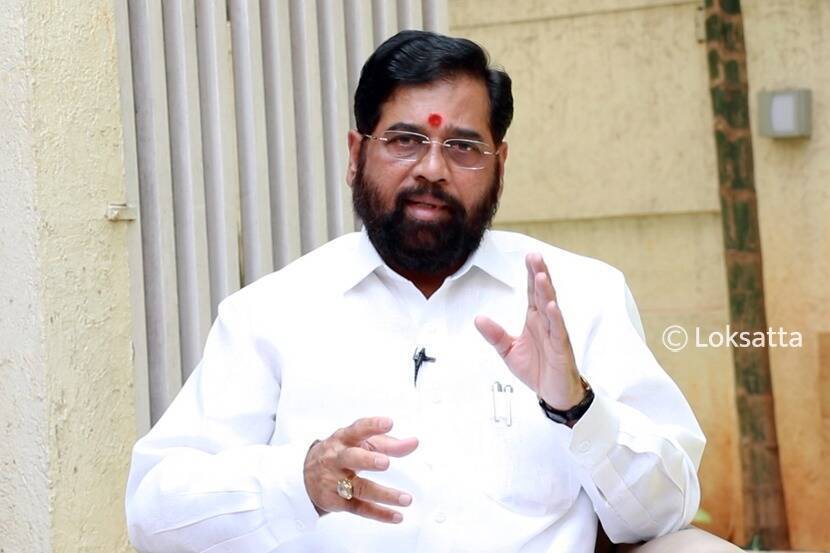 म्हणून एकनाथ शिंदेंनी भाजपामध्ये येऊन आयुष्य सुखकर करुन टाकावे असा सल्ला नितेश राणेंनी दिला आहे.