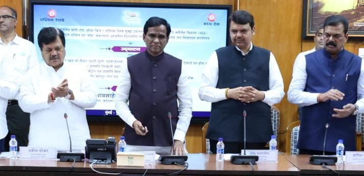 केंद्रीय रेल्वे राज्यमंत्री रावसाहेब दानवे यांनी बुधवारी दक्षिण मुंबईतील चर्चगेट येथून भारतीय रेल्वेच्या पहिल्या पॉड हॉटेलचे डिजिटल पद्धतीने उद्घाटन केले. (Twitter/@RailMinIndia)