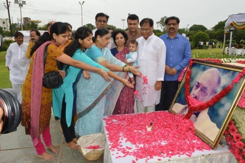 पी. व्ही. नरसिंह राव यांचा समावेश देशाच्या दिग्गज नेत्यांमध्ये होतो. ते १९९१ ते १९९६ पर्यंत ५ वर्ष देशाचे पंतप्रधान होते. ते त्यांच्या खास कार्यशैलीमुळेही चर्चेत होते. नरसिंह राव यांना दोन मुलं होती. रंगा राव आणि राजेश्वर राव या दोघांनीही राजकारणात प्रवेशे केला. यानंतर रंगा राव आमदार, तर राजेश्वर राव खासदार म्हणून निवडून आले. मात्र, त्यांना वडिलांप्रमाणे देशाच्या राजकारणात तसं स्थान मिळवता आलं नाही.