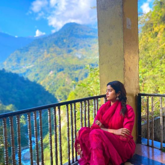 Janhvi Kapoor Sara Ali Khan Kedarnath Temple Photos