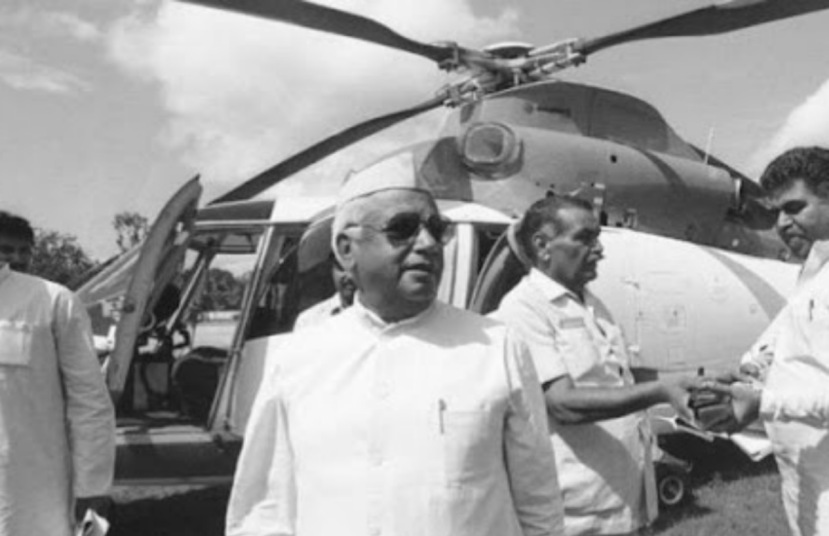 उत्तर प्रदेशचे मुख्यमंत्री राहिलेले एन. डी. तिवारी (ND Tiwari) कायमच चर्चेत राहिलेत. ही चर्चा त्यांच्या मुख्यमंत्रीपदापासून पंतप्रधान पदाच्या दावेदारीपर्यंत आणि अगदी लग्न आणि मुलाबाबतही झालीय. मात्र, आज त्यांच्या आयुष्यातील अशा प्रसंगाची ज्यात ते स्वतः नियुक्त केलेल्या सचिवालाच विसरले.