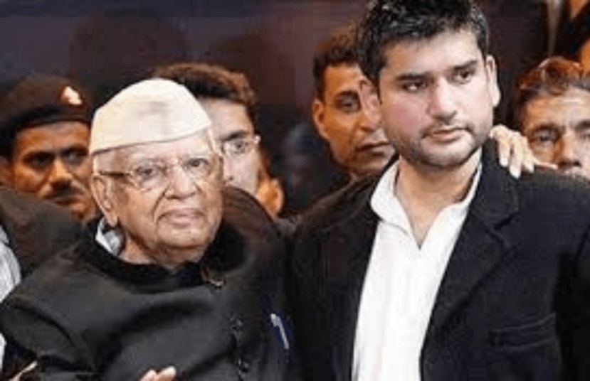 सचिव दुसऱ्या दिवशी फाईल घेऊन आले. तेव्हा तिवारींनी त्यांना बसायला सांगितलं, नाश्ता दिला आणि घरच्या बाहेरच्या गप्पा मारल्यानंतर तुम्ही काही काम घेऊन आले होते का असं विचारलं. यावर सचिवांनी तिवारींसमोर फाईल ठेवल्या. यावर तिवारींनी त्यांना या सरकारी फाईल तुमच्याकडे कशा आल्या असा प्रश्न विचारला.