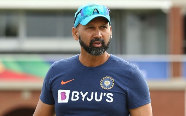 पारस म्हांब्रे - पारस म्हांब्रे द्रविडचे विश्वासू म्हणून ओळखले जातात. मागील अनेक वर्षांपासून द्रविडसोबत राष्ट्रीय क्रिकेट अकादमी, भारत अ आणि १९ वर्षाखालील संघाचे गोलंदाजी प्रशिक्षक म्हणून कार्यरत असलेले माजी कसोटीपटू पारस म्हांब्रे यांची गोलंदाजी प्रशिक्षक म्हणून नियुक्ती करण्यात आली आहे. त्यांनी भरत अरुण त्यांची जागा घेतली.