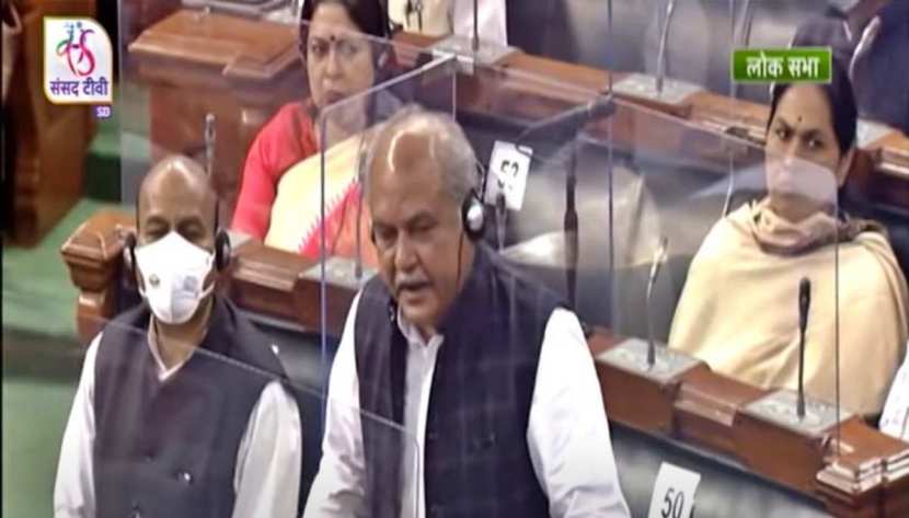 २. दुपारी १२ वाजता केंद्रीय कृषी मंत्री नरेंद्र सिंह तोमर यांनी लोकसभेत तीनही कृषी कायदे मागे घेण्याचं विधेयक ठेवलं. यानंतर केवळ चारच मिनिटात हे विधेयक मंजूर करण्यात आलं. दुसरीकडे विरोधी पक्षांनी या विधेयकावर चर्चा करण्याची मागणीवर आक्रमक झाले. सरकारने ही मागणी मान्य न केल्यानं जोरदार गदारोळ झाला. यानंतर लोकसभा पुन्हा दुपारी २ वाजेपर्यंत स्थगित करण्यात आली. २ वाजता पुन्हा कामकाज सुरू झालं. यावेळी देखील विरोधी पक्ष चर्चेच्या मागणीवर ठाम राहिले. त्यामुळे पुन्हा गदारोळ झाला आणि कामकाज मंगळवारपर्यंत स्थगित करण्यात आलं.