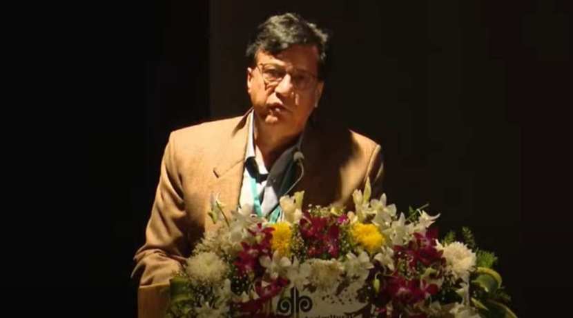 उपमुख्यमंत्री अजित पवार यांचे मोठे बंधू राजेंद्र पवार यांनी बारामतीत राष्ट्रवादी काँग्रेसचे अध्यक्ष शरद पवार आणि मुख्यमंत्री उद्धव ठाकरे यांच्यासमोरच सरकारच्या कृषी शिक्षण धोरणावरून सडकून टीका केलीय. यावेळी त्यांनी मागील सरकारच्या धोरणापासून अगदी या सरकारच्या बैठकांनंतरही कसे अद्याप धोरणात्मक निर्णय झाले नाही हे मांडलं. त्यांच्या याच भाषणानंतर अजित पवार यांनी भरसभेत त्यांना हात जोडून त्यांच्या मुद्द्यांची नोंद घेतली असल्याचं सांगत कमी चिमटे घेण्याचा खोचक सल्ला दिला आणि सभागृहात एकच हशा पिकला. राजेंद्र पवार यांनी धोरण आणि कायद्यांवर बारामतीत केलेल्या १२ आरोपांचा हा आढावा.