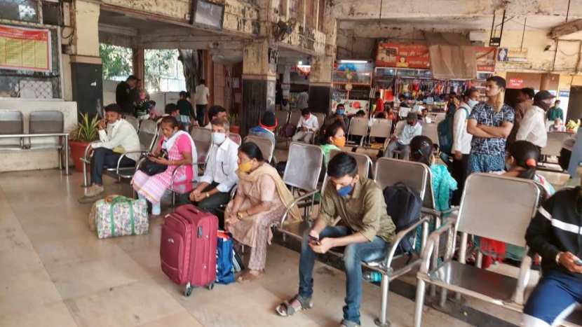 एसटी बससेवा ठप्प झाल्यानं याचा फायदा खासगी वाहतुकीला झालाय. मात्र, तेथे प्रवाशांची लूट होतानाही दिसत आहे.