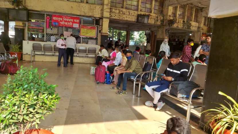 आधीच करोनाच्या पार्श्वभूमीवर लागू निर्बंधांमुळे ग्रामीण भागातील बससेवा बंद होत्या.