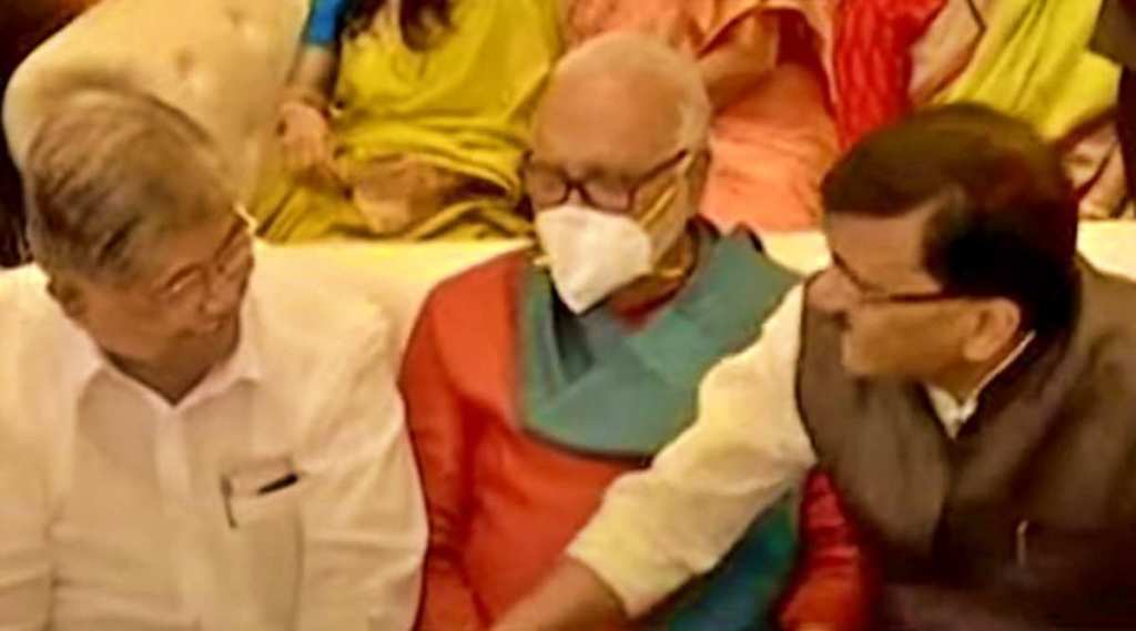 आधी एकमेकांवर ‘शोकसभा घेण्याची आणि डोकं तपासण्याची’ टीका, काही वेळातच संजय राऊत-चंद्रकांत पाटील शेजारी बसले आधी एकमेकांवर ‘शोकसभा घेण्याची आणि डोकं तपासण्याची’ टीका, काही वेळातच संजय राऊत-चंद्रकांत पाटील शेजारी बसले
