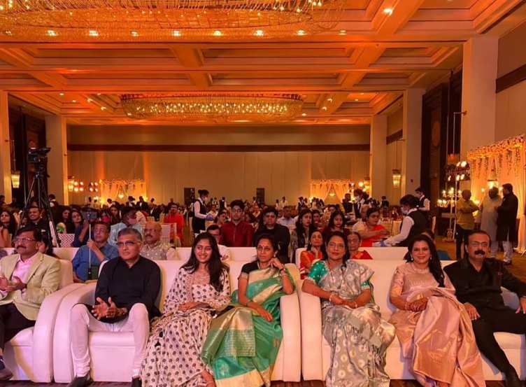 मुलीच्या लग्नाच्या निमित्ताने संजय राऊत यांनी संगीत कार्यक्रमाचं आयोजन केलं होतं.