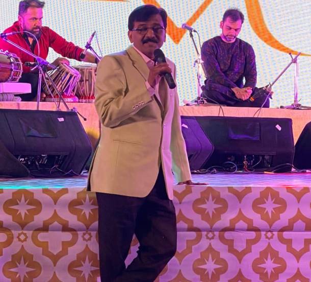 हरहुन्नरी शास्त्रीय गायक राहुल देशपांडे यांनी यावेळी ‘दाटून कंठ येतो, ओठांत येई गाणे, जा आपुल्या घरी तू, जा लाडके सुखाने’ हे अष्टविनायक चित्रपटातील गीत ऐकवलं असता संजय राऊत भावूक झाल्याचं चित्र पहायला मिळालं.