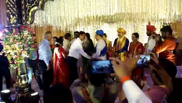 यावेळेस राज यांच्यासोबत बाळा नांदगावकर, नितीन सरदेसाई हे मनसेचे प्रमुख नेतेही उपस्थित होते.