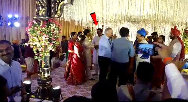 राऊत राज यांना काहीतरी सांगताना दिसले.