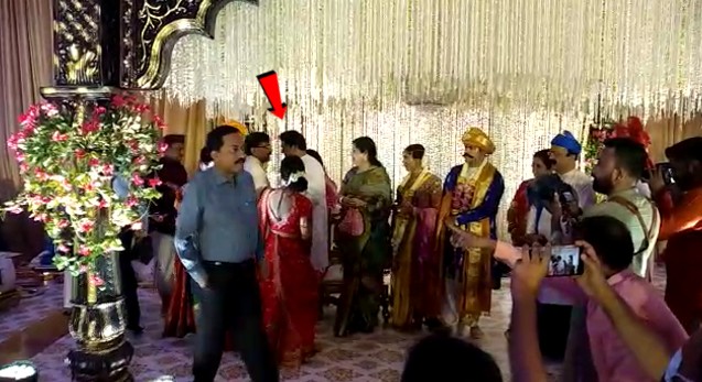 नंतर राज यांनी राऊत यांचेही अभिनंदन केले.
