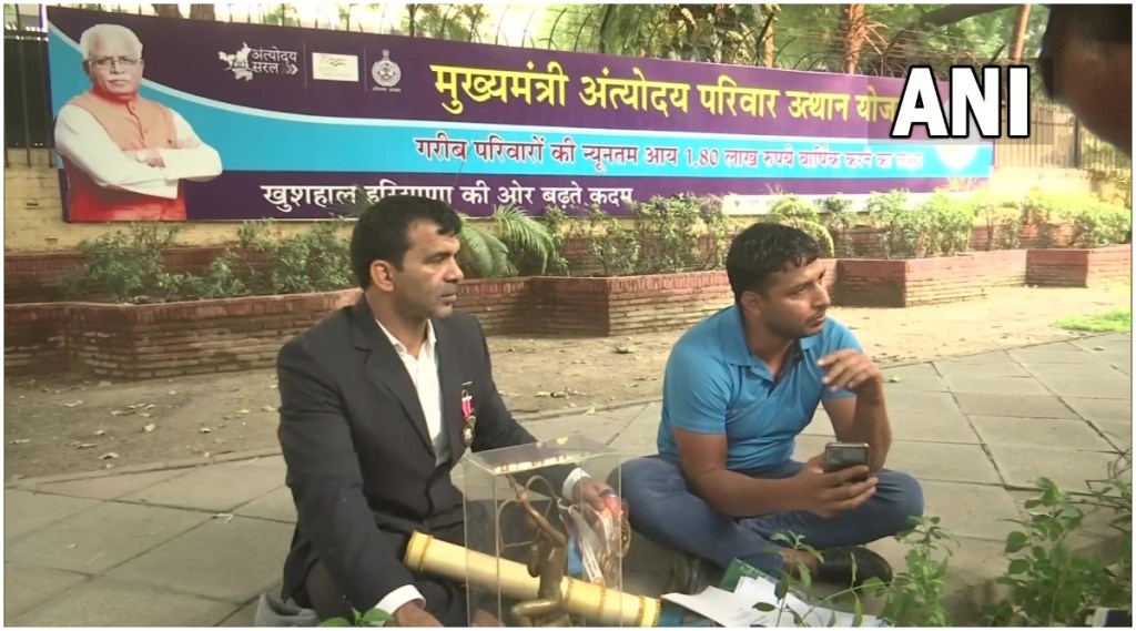 दिल्ली : हरियाणा भवनाबाहेर पद्मश्री पुरस्कार प्राप्त कुस्तीपटूचे धरणे आंदोलन