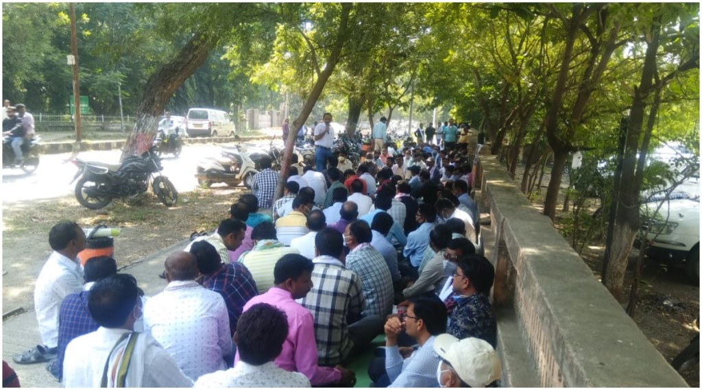 वर्धा : प्रलंबित मागण्यांसाठी प्राथमिक शिक्षकांचे जिल्हा परिषदेसमोर धरणे आंदोलन