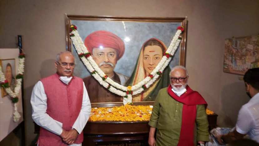 तसेच भिडेंच्या वाड्याचं शाळेचं काय झालं? हे विचारणारे खूप भेटतात, पण त्यांना फुले वाड्यात कधी यावंसं वाटत नाही. अखेर आम्हीच तोही निर्णय घेतलाय. यानुसार भिडे वाड्यात मुलींचीच शाळा सुरू होणार. पुणे मनपाच ही शाळा चालवणार आहे, अशी माहिती भुजबळांनी दिली.