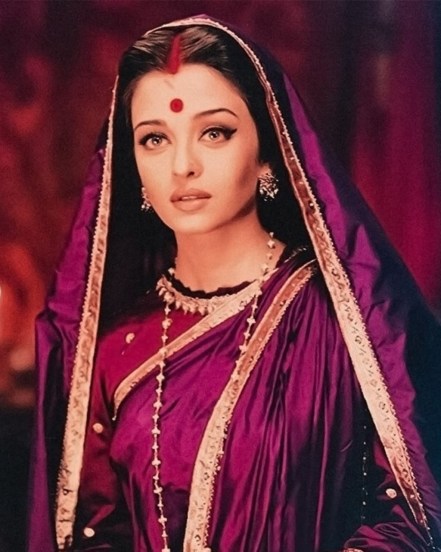 चित्रपटात वापरण्यात येणारे कपडे बऱ्याच वेळा सांभाळून ठेवण्यात येतात.