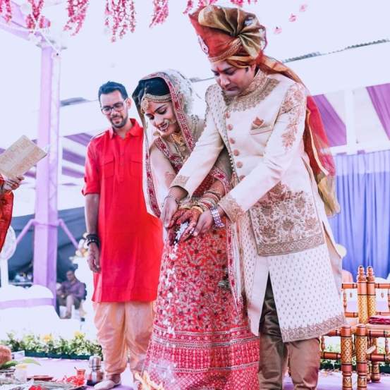 लग्नाचा कुठेही गाजावाजा न करता अगदी निवडक लोकांच्या उपस्थितीत हा विवाहसोहळा पार पडला होता.