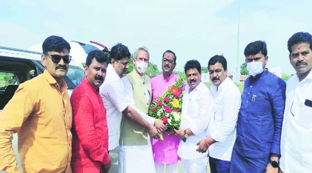 शिवसेना सचिवांच्या स्वागताला फरार जिल्हा प्रमुख खांडेंची हजेरी