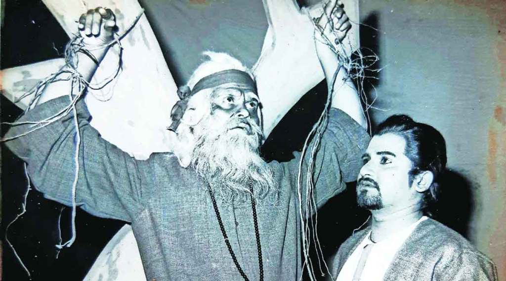 राज्य नाट्य स्पर्धेतील ‘मा अस साबरिन’ या नाटकात (उजवीकडे) अरुण नलावडे.