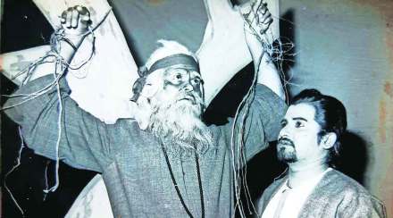 राज्य नाट्य स्पर्धेतील ‘मा अस साबरिन’ या नाटकात (उजवीकडे) अरुण नलावडे.