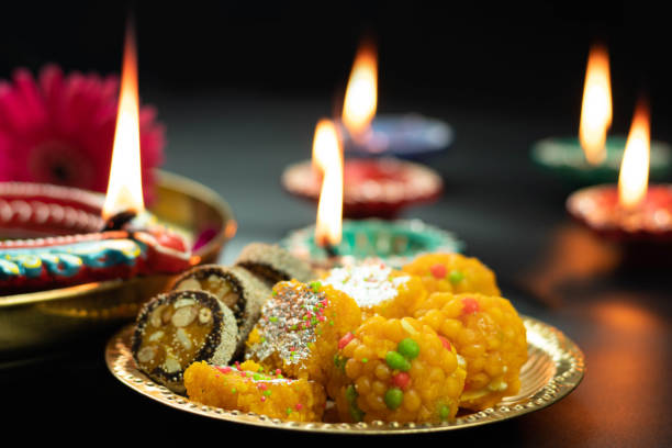 दिवाळीत किंवा इतर कोणत्याही सणादरम्यान घरात आणलेली मिठाई जास्त काळ फ्रिजमध्ये ठेऊ नका. यामुळे तुम्हाला इन्फेक्शन होण्याचा धोका संभावतो.