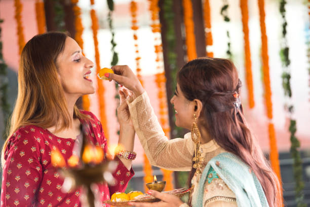 मधुमेह असणाऱ्या रुग्णांना गोड खाण्याची मनाई असते. पण दिवाळीमुळे अनेकदा बाहेरील गोडधोड पदार्थांवर ताव मारला जातो. पण त्याऐवजी घरगुती मिठाई खावी.