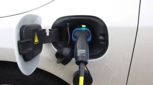 electric-car-plug-in-pixabay-1200
