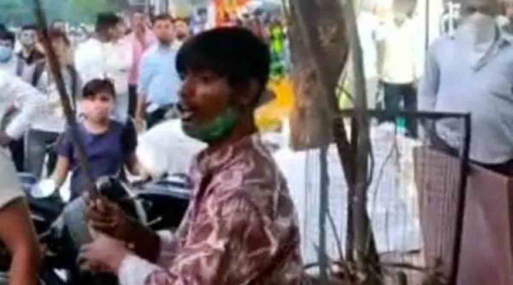 फेरीवाल्याकडून अधिकाऱ्यावर लोखंडी रॉडने हल्ला ; भाईंदर पोलिस ठाण्यात गुन्हा दाखल करण्याची प्रक्रिया सुरु