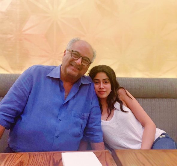 प्रत्येक पालक त्यांच्या मुलांसाठी विविध स्वप्न पाहत असतात. जेव्हा त्यांचे मूल करिअरचा विचार करत असते तेव्हा त्याने काय करावे याची योजना पालकांनी आधीच केलेली असते.