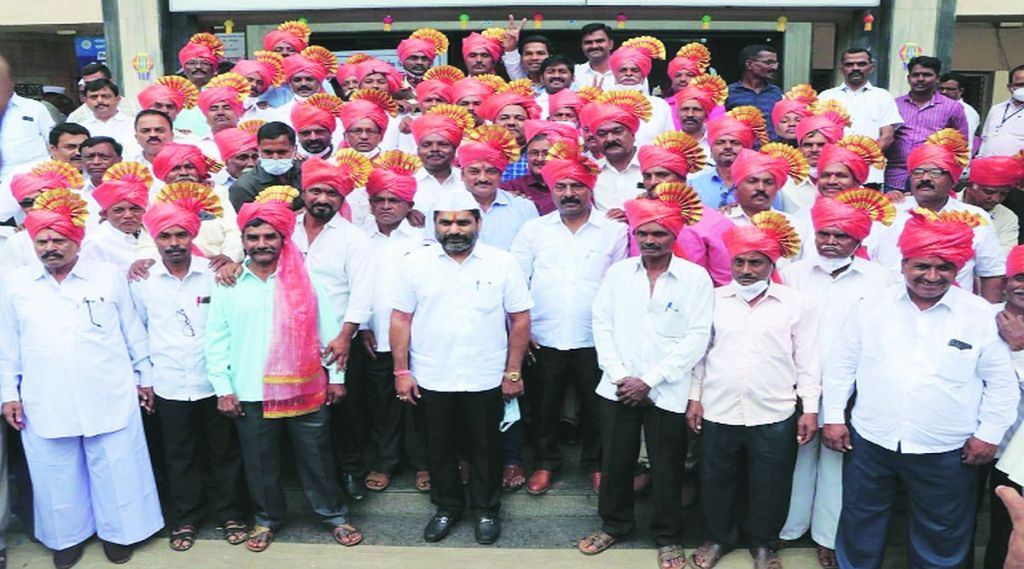 पालक मंत्री सतेज पाटील यांनी ठरावधारक अर्ज दाखल करण्यासाठी आणले होते.