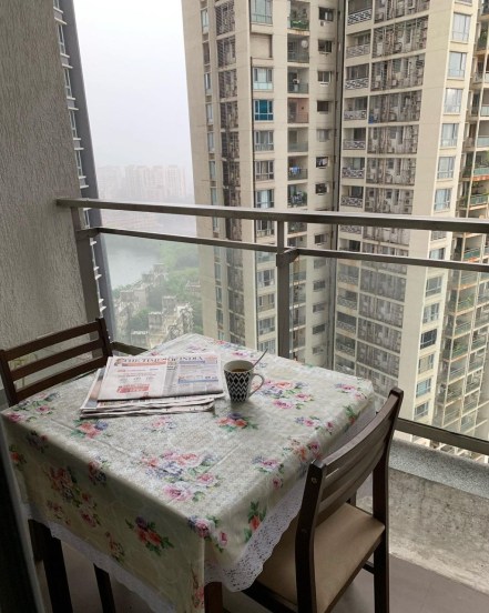 दुसऱ्या बाजुला तिने एक छोटा टेबल ठेवला आहे.