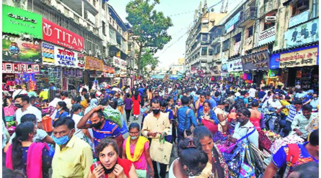खरेदीला उधाण, नियम पालनासाठी कसरत !