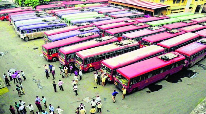 १९४८मध्ये तत्कालीन मुंबई राज्याच्या सरकारने स्वतःची राज्य परिवहन सेवा सुरू केली. तिचे नाव होते स्टेट ट्रान्स्पोर्ट बॉम्बे. तीच आजची एसटी. एक जून १९४८ रोजी याच सेवेअंतर्गत पुणे ते अहमदनगर या मार्गावर पहिली बस धावली आणि तिकीट होतं केवळ ९ पैसे. ही एसटी तेव्हा निळ्या रंगाची आणि चंदेरी छताची होती.