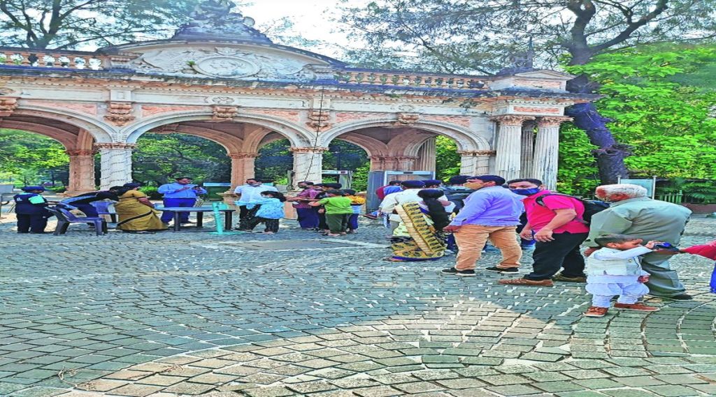 पर्यटकांनी गजबजली राणीची बाग