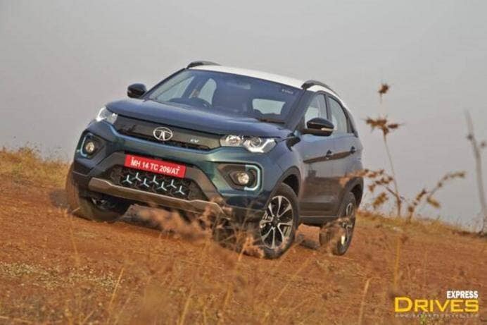 Tata Nexon EV ही देशातील सर्वाधिक विकली जाणारी इलेक्ट्रिक कार आहे. एप्रिल ते सप्टेंबर दरम्यान ३६१८ युनिट्सची विक्री झाली आहे. गेल्या वर्षी याच सहामाहीत हे प्रमाण केवळ १,१५२ युनिट होते. अशा प्रकारे कंपनीच्या Tata Nexon EV च्या विक्रीत २१४% वाढ झाली आहे. Tata Nexon EV एकाच चार्जवर ३१२ किमी अंतर कापते. एक्स-शोरूम किंमत सुमारे १४ लाखांपासून सुरू होते. (Photo- Financial Express)