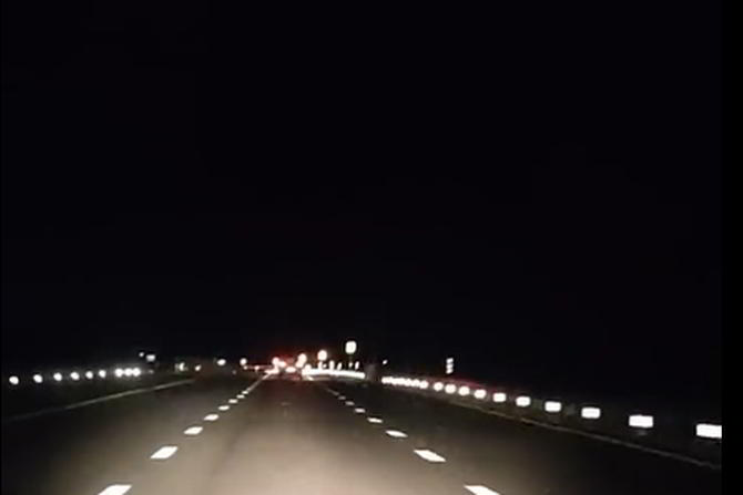 मात्र द्रुतगती मार्गाचे उद्घाटन होत असताना, त्यात अद्याप पेट्रोल पंप किंवा लांबच्या प्रवासात आवश्यक असलेल्या अन्य सुविधा नाहीत.